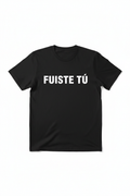 Camiseta negra con texto FUISTE TÚ en blanco