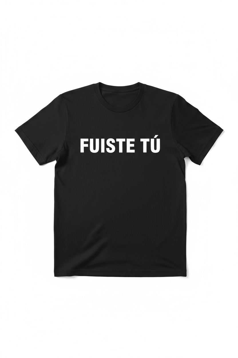 Camiseta negra con texto FUISTE TÚ en blanco