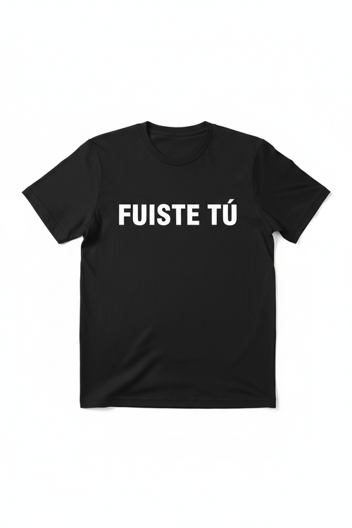 Camiseta negra con texto FUISTE TÚ en blanco